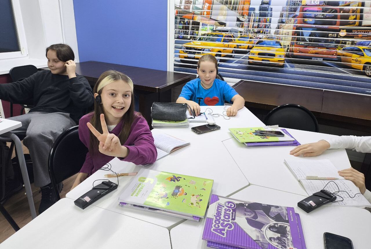 ChatGPT или живой мозг? Зачем и Как в Сургуте студентов с детства учат, как элитных переводчиков и дипломатов